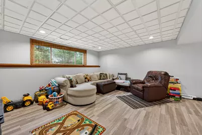 919  Squire Ln, West Bend, WI 53090 - Photo 23