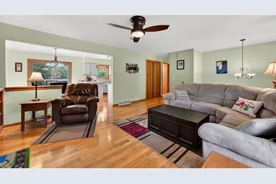919  Squire Ln, West Bend, WI 53090 - Photo 7
