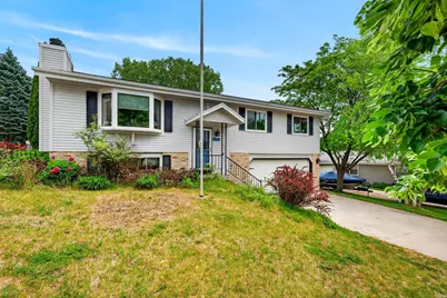 919  Squire Ln, West Bend, WI 53090 - Photo 3