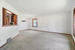 605 E Laverne Dr, Oak Creek, WI 53154 - Photo 7