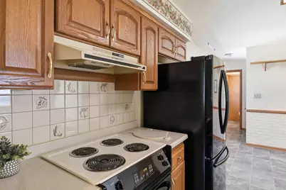 605 E Laverne Dr, Oak Creek, WI 53154 - Photo 13