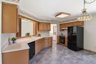 605 E Laverne Dr, Oak Creek, WI 53154 - Photo 11
