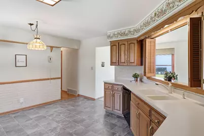 605 E Laverne Dr, Oak Creek, WI 53154 - Photo 9