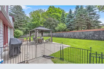 715  Hawthorn Dr, West Bend, WI 53095 - Photo 23