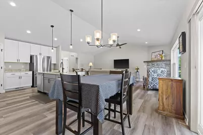 9154  Creekside Cir, Pleasant Prairie, WI 53158 - Photo 15