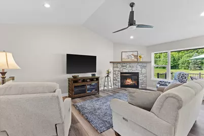 9154  Creekside Cir, Pleasant Prairie, WI 53158 - Photo 5