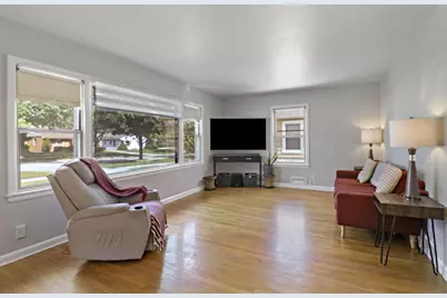 915  Indiana St, Racine, WI 53405 - Photo 5