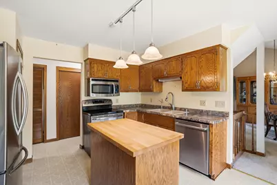 5413  Somerset Ln, Greenfield, WI 53221 - Photo 11