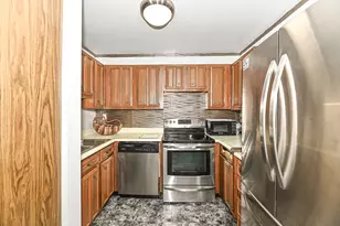 6100 W Stone Hedge Dr, Greenfield, WI 53220 - Photo 9