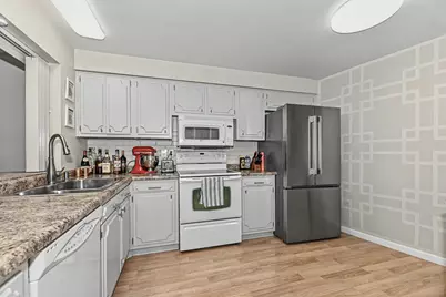 2525 S Shore Dr #15B, Milwaukee, WI 53207 - Photo 11