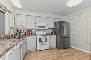 2525 S Shore Dr, Milwaukee, WI 53207 - Photo 11