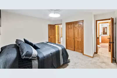 7880 W Plainfield Ave, Greenfield, WI 53220 - Photo 19