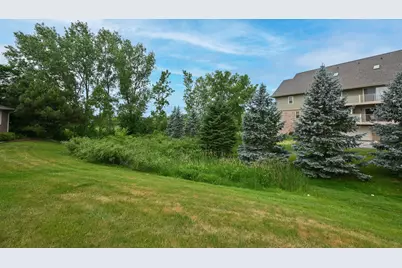 W241N2533 E Parkway Meadows Cir #2, Pewaukee, WI 53072 - Photo 27