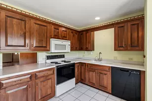2005 Chateau Ct, Grafton, WI 53024 - Photo 9