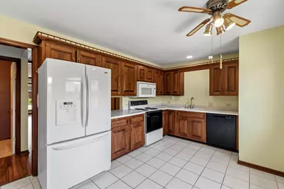 2005  Chateau Ct, Grafton, WI 53024 - Photo 7