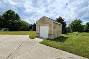 W291S6773 E Woods Ct, Mukwonago, WI 53149 - Photo 9