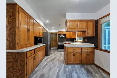 2127 N 122nd St, Wauwatosa, WI 53226 - Photo 3