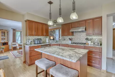 10929 W Hope Ave, Wauwatosa, WI 53222 - Photo 7