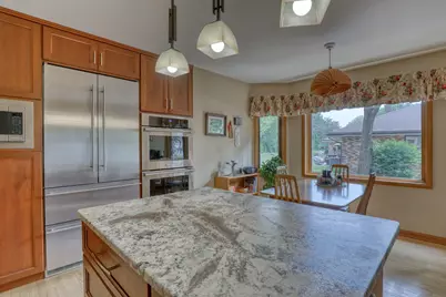 10929 W Hope Ave, Wauwatosa, WI 53222 - Photo 9