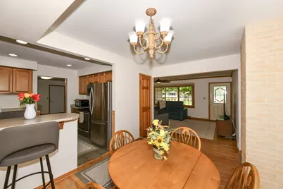 875  Plateau Ln, Brookfield, WI 53186 - Photo 9