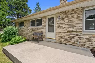 W147N5010 Dolphin Dr, Menomonee Falls, WI 53051 - Photo 27