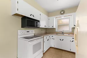 3301 E Carol Ct, Oak Creek, WI 53154 - Photo 7