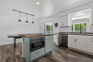 N84W16093 Donald Ct, Menomonee Falls, WI 53051 - Photo 11