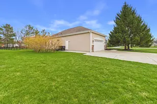 W272N387 Hilltop Dr, Pewaukee, WI 53188 - Photo 105