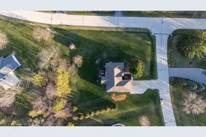 W272N387  Hilltop Dr, Pewaukee, WI 53188 - Photo 3