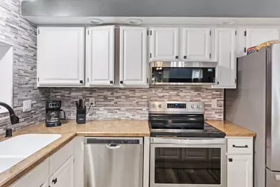 82  Falling Creek Cir, Janesville, WI 53548 - Photo 7