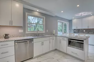 820 W Clovernook Ln, Glendale, WI 53217 - Photo 17