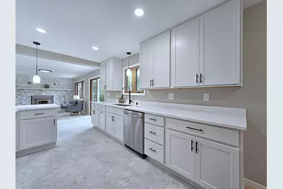 W136N7015  Claas Rd, Menomonee Falls, WI 53051 - Photo 7