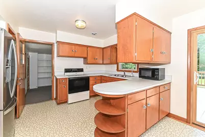 W156N8008  Pilgrim Rd, Menomonee Falls, WI 53051 - Photo 9
