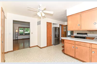 W156N8008  Pilgrim Rd, Menomonee Falls, WI 53051 - Photo 7