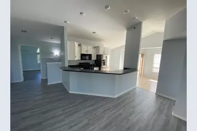 9275 S 51st St, Franklin, WI 53132 - Photo 5
