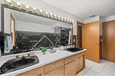 12130 W Chambers St, Wauwatosa, WI 53222 - Photo 23