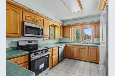 306  Fenway Ter, Manitowoc, WI 54220 - Photo 3