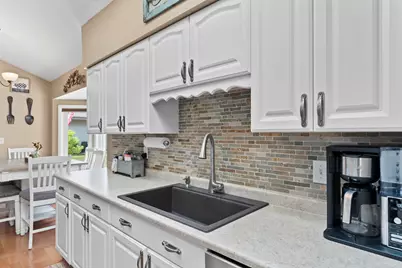 8140 S Waring Dr, Oak Creek, WI 53154 - Photo 9