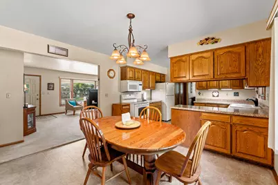 924 N 18th Ave, West Bend, WI 53090 - Photo 9