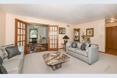 14335 W Meadowshire Ct, New Berlin, WI 53151 - Photo 9