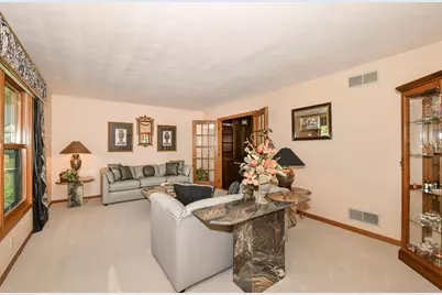 14335 W Meadowshire Ct, New Berlin, WI 53151 - Photo 7