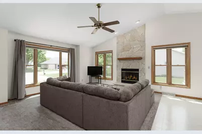 706  Woodbridge Trl, Watertown, WI 53094 - Photo 9