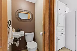 18905 W Linnie Lac Pl, New Berlin, WI 53146 - Photo 15