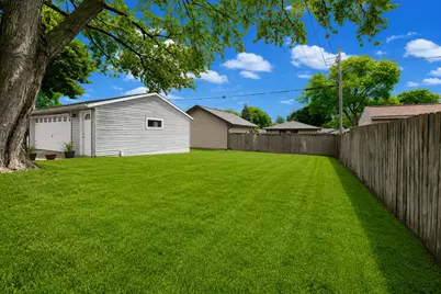 1551 W Goldcrest Ave, Milwaukee, WI 53221 - Photo 23