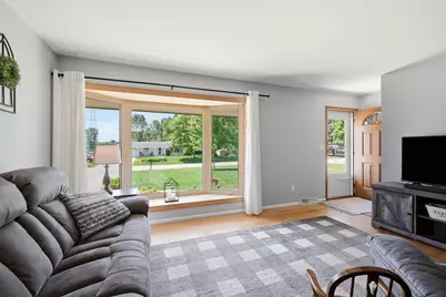 11610 W Sunnybrook Rd, Franklin, WI 53132 - Photo 5