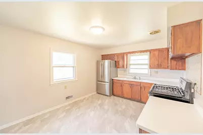 6438 S 20th St, Milwaukee, WI 53221 - Photo 7