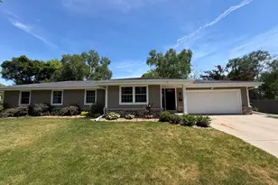 W56N850 N Meadow Ct, Cedarburg, WI 53012 - Photo 3