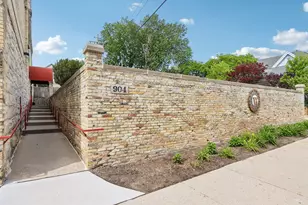 904 E Pearson St, Milwaukee, WI 53202 - Photo 5