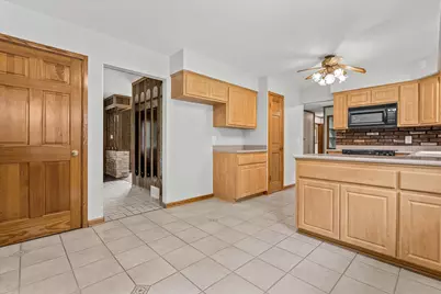 W136N8704  Esquire Rd, Menomonee Falls, WI 53051 - Photo 9