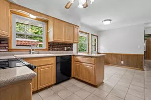 W136N8704 Esquire Rd, Menomonee Falls, WI 53051 - Photo 7